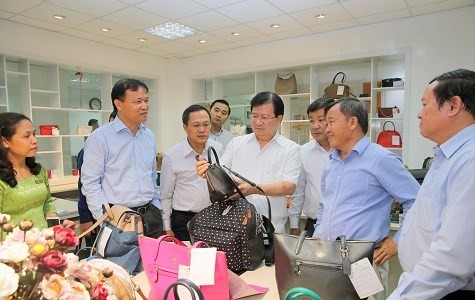 Trinh Dinh Dung travaille avec l’Association des producteurs de maroquinerie - ảnh 1